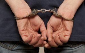 Залишив стікати кров’ю: у Дніпрі затримали чоловіка, який вдарив ножом підлітка