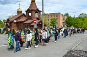Була прекрасною людиною: у Нікополі провели в останню путь жінку, яка стала жертвою обстрілу