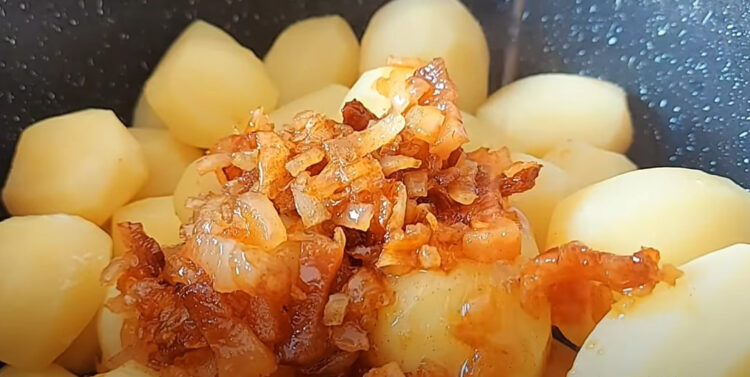 Молода картопелька з шкварками та кропом: смак, як у бабусі в селі