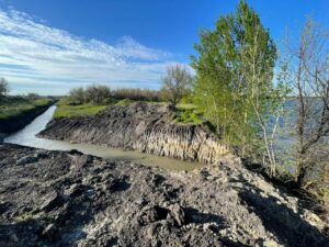 Що відбувається на Голубих озерах: невідомі викопали рів і будують паркан