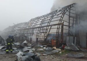 Уламки по всьому місту, понівечена заправка і будинки: Дніпро пережив страшну ніч (Фото)