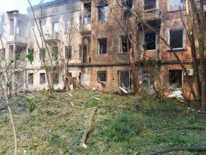 Ракетний удар по Дніпру: куди звертатися мешканцям, будинки яких постраждали