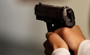 Потерпілу рятують в лікарні: у Дніпрі хлопець вистрелив з пістолета у свою дівчину