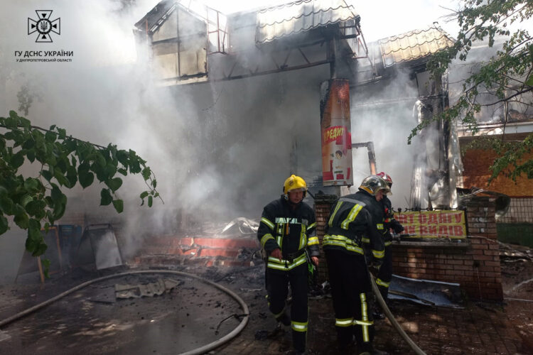 15 рятувальників гасили пожежу: На Дніпропетровщині згорів магазин побутової техніки (ВІДЕО)