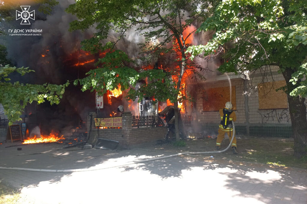 15 рятувальників гасили пожежу: На Дніпропетровщині згорів магазин побутової техніки (ВІДЕО)