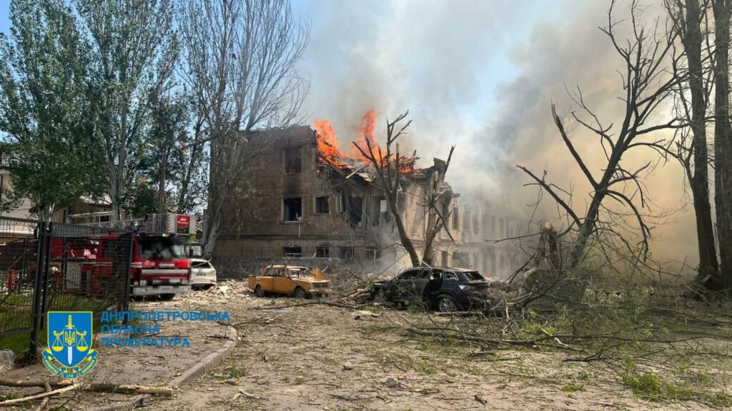 Кількість постраждалих зростає: наслідки ракетного удар по Дніпру Кількість постраждалих зростає: наслідки ракетного удар по Дніпру