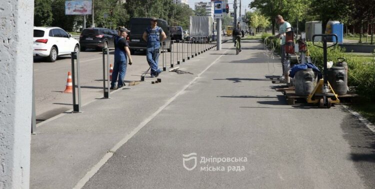 Все задля безпеки пішоходів та велосипедистів: у Дніпрі на Перемозі замінюють антипаркувальні стовпчики