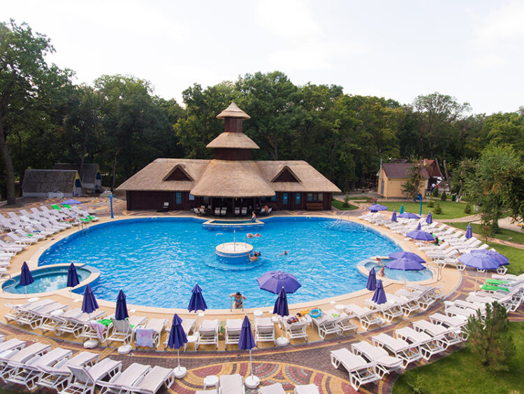 Бази відпочинку з басейнами поблизу Дніпра: де відпочити влітку 2023