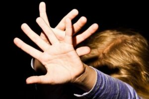 Поганця зловили завдяки сусідам: під Дніпром чоловік зґвалтував 12-річну дівчинку