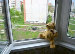 Стан дуже важкий: у Жовтих Водах 5-річний хлопчик випав з 7-го поверху