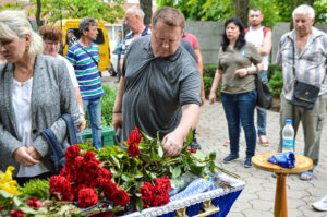 За рік загинуло 18 людей: у Нікополі попрощалися з чоловіком, який загинув під час ворожого обстрілу