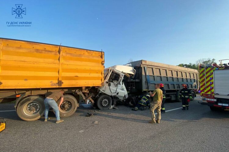 ДТП «вантажівок» на трасі у Дніпровському районі: водія без ознак життя деблокували