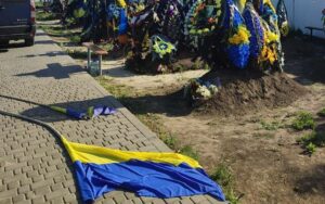 У Дніпропетровській області виламали флагштоки з прапорами України на Алеї загиблих Героїв