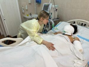 Жінка та мама цілують пошкоджені очі, відірвані руки: у Дніпрі рятують пораненого з Києва