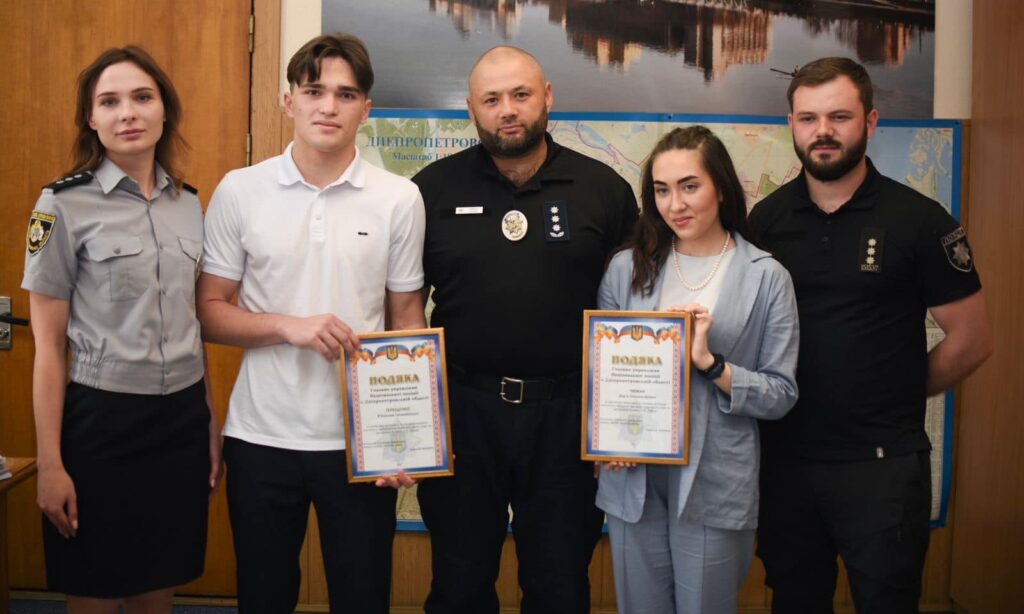 Діти-герої: у Дніпрі нагородили підлітків, які розбирали завали після ракетного удару по Перемозі Нагородили підлітків, які розбирали завали на Перемозі