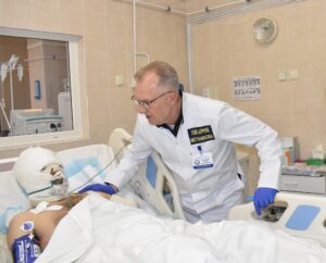Кома, 8 операцій, майже 4 літри перелитої крові: у Дніпрі рятують батька трьох дітей