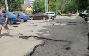 У Дніпрі мешканці «Китайської стіни» власноруч залатали дорогу у дворі