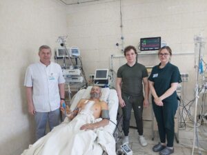 Життя пацієнта рахувалось на хвилини: у Дніпрі врятували Героя з уламками в серці і легенях