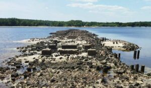 Були під водою майже 70 років: через падіння рівня води на поверхні з’явилися тимчасові мости через Хортицю