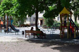 Не двір, а казка: в Дніпрі показали, як привели до ладу прибудинкову територію на Перемозі