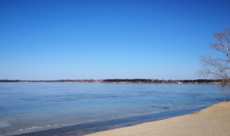 Кар'єри з блакитною водою: де в Дніпрі та області відпочити, як на березі моря