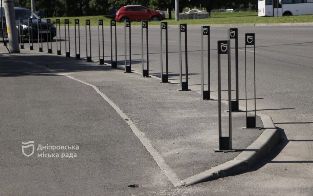Все задля безпеки пішоходів та велосипедистів: у Дніпрі на Перемозі замінюють антипаркувальні стовпчики