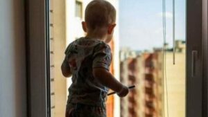 Стан дуже важкий: у Дніпрі рятують 2-річну дівчинку, яка випала з квартири на 4-му поверсі