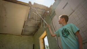 11-річний Артур з Павлограда веде блог, у якому розповідає про свій зруйнований ракетою будинок