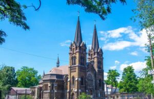 Колись у приміщенні тримали коней: які таємниці зберігає римо-католицький костел у Кам`янському