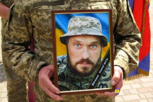 Без сина залишилася мати, без коханого – дружина: у Жовтих Водах попрощалися із загиблим гранатометником