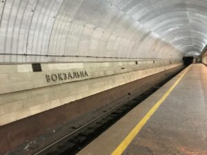 Вночі можна спати в вагонах і на лавах-ліжках: як працює метро Дніпра в режимі укриття