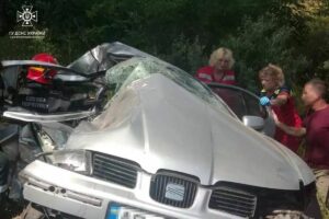 Рятувальники були безсилі: в страшному ДТП під Дніпром загинула жінка та постраждала дитина
