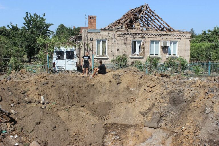 Величезна вирва та пошкоджені будинки: голова ДніпроОВА оприлюднив фото нічного ракетного обстрілу по Криворізькому району