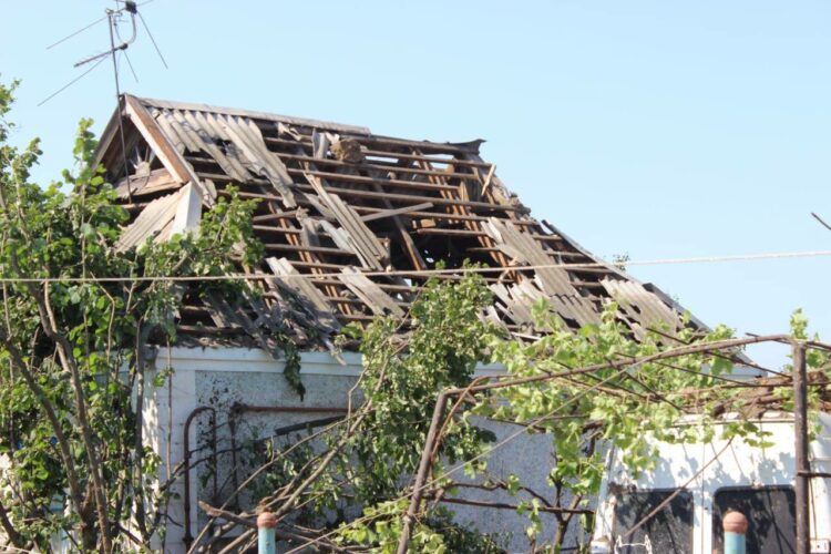 Величезна вирва та пошкоджені будинки: голова ДніпроОВА оприлюднив фото нічного ракетного обстрілу по Криворізькому району