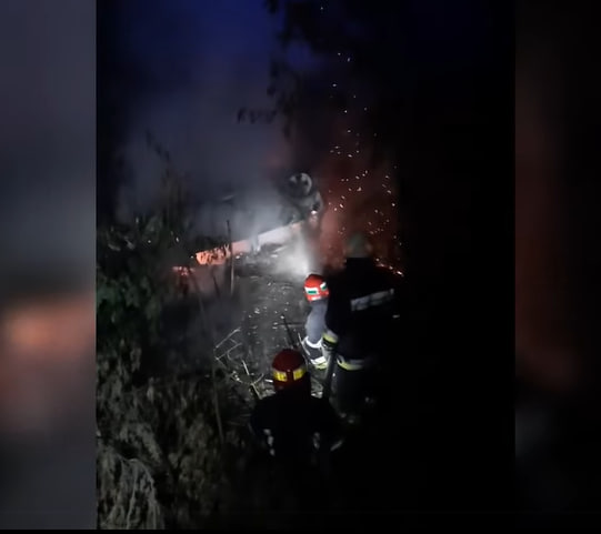Машина вигоріла вщент: під Дніпром автомобіль з’їхав з дороги у кювет і загорівся (ВІДЕО)