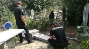 Діти-вандали: під Дніпром двоє дівчат 13 та 14 років пошкодили пам’ятники на могилах