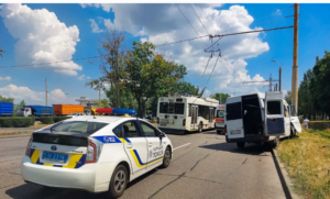 Водію стало погано: у Дніпрі маршрутка врізалася в стовп, постраждали пасажири