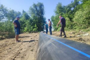 Скоро люди будуть з водою: у Марганці вже монтують трубопровід