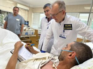 Прагне повернутись на передову: у Дніпрі врятували санінструктора, який отримав важке поранення шиї