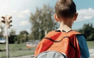 Раптово вибіг на дорогу: у Дніпрі автомобіль збив 5-річного хлопчика