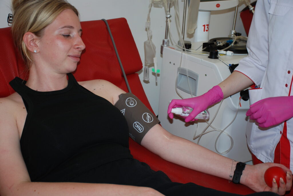 Молодь Дніпра здає плазму, щоб назбирати на машину для ЗСУ Молодь Дніпра здає плазму, щоб назбирати на машину для ЗСУ - Дніпро Регіон