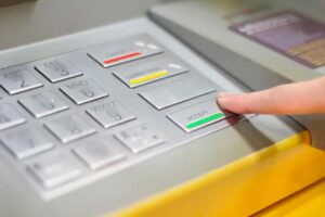 В Україні посилюють правила поповнення банківських карток через термінали