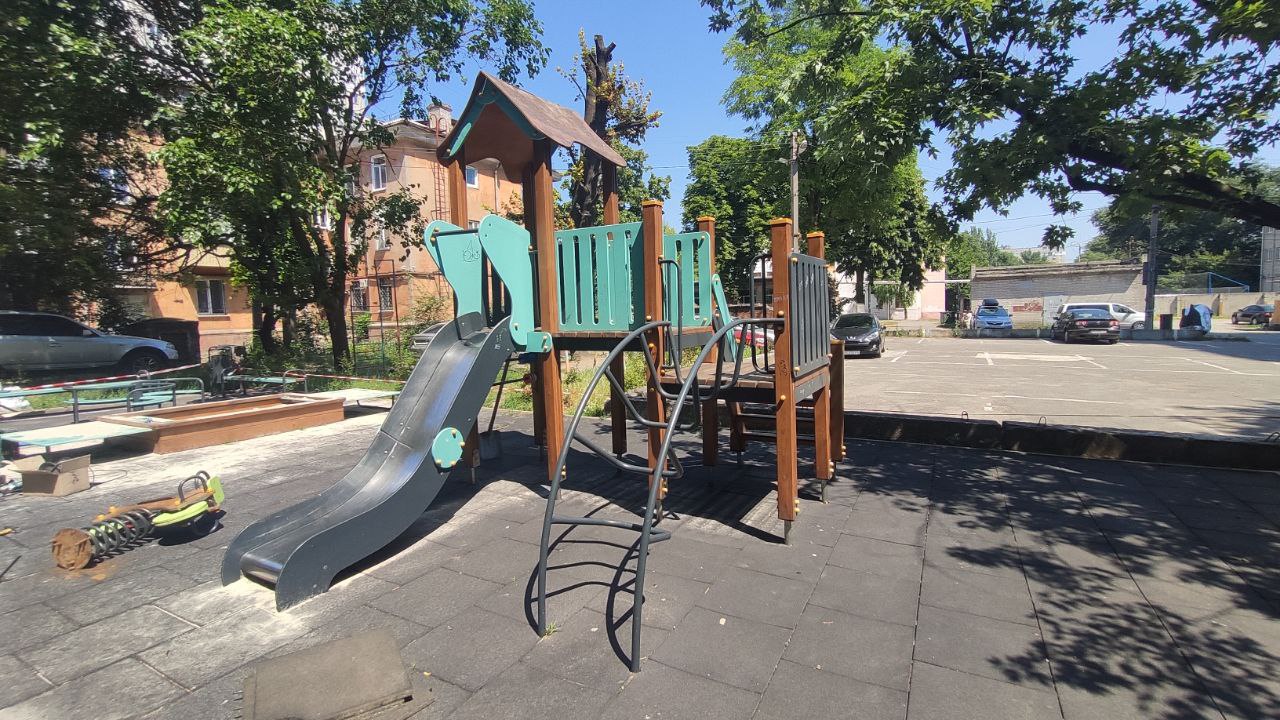 У Дніпрі ремонтують дитячі майданчики - Дніпро Регіон 