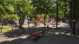 У Дніпрі ремонтують дитячі майданчики (Фото)