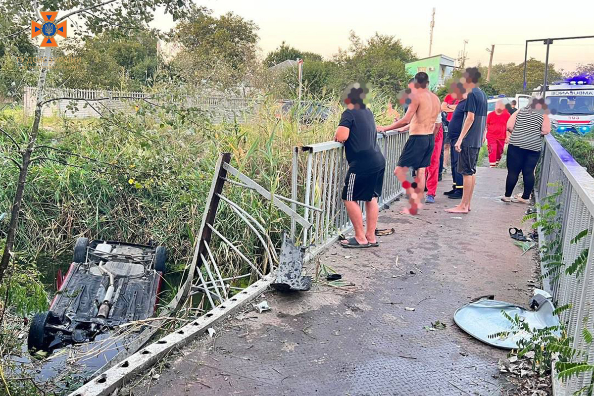 У Дніпрі автомобіль впав в річку: 4 людини постраждали, серед них 2 дітей