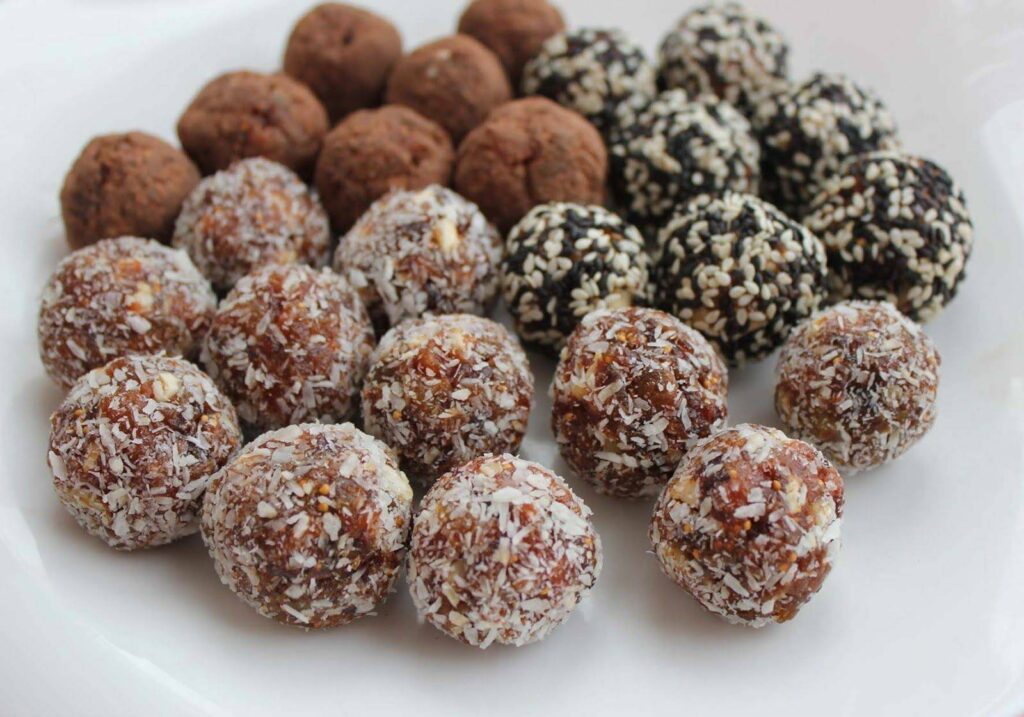 Смачні та корисні цукерки з горіхів і сухофруктів без цукру своїми руками Смачні та корисні цукерки з горіхів і сухофруктів без цукру своїми руками