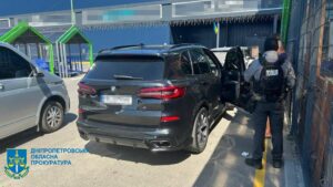 Заволоділи 800 тис. доларів США: у Дніпрі викрито власника пунктів обміну валют та двох спільників