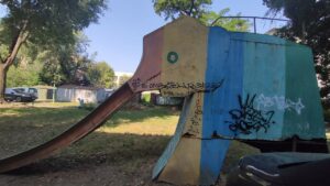 Іржавий слоник і гойдалка-вбивця: у Дніпрі на вул. Янгеля демонтують аварійний дитячий майданчик