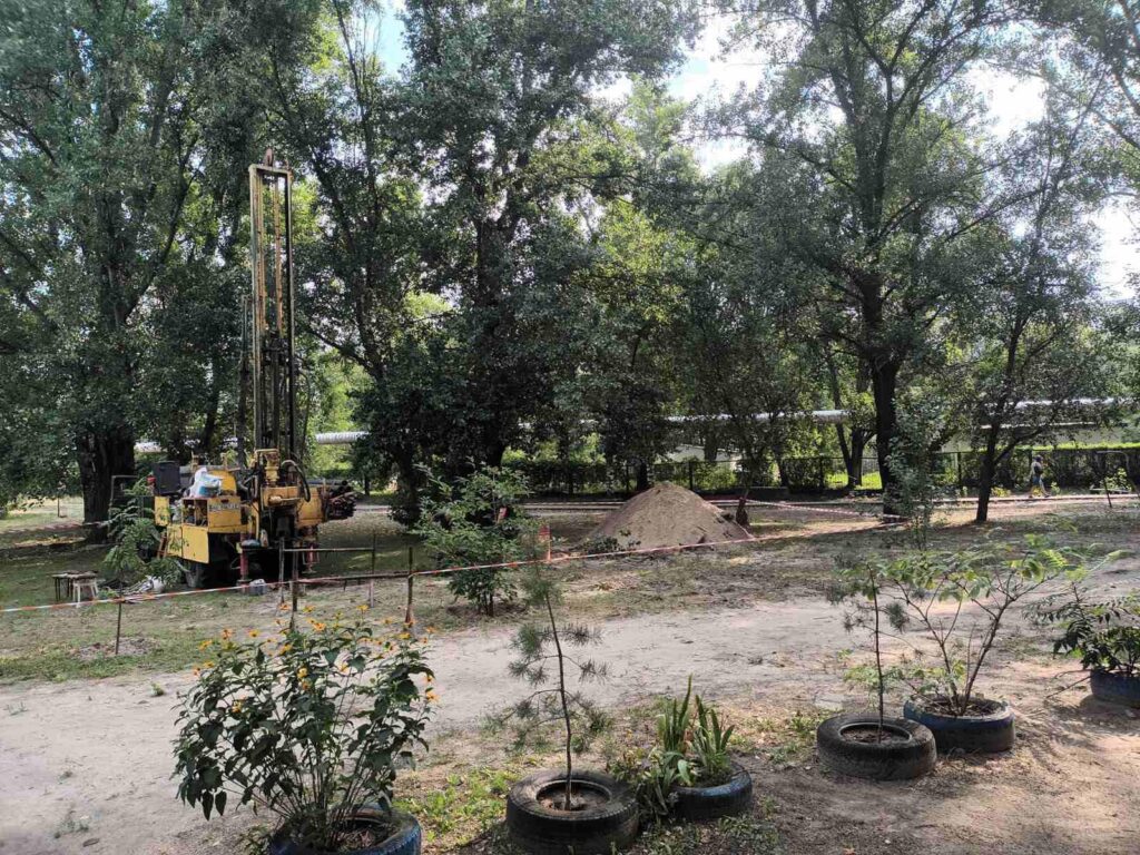 У Дніпрі на ж/м Червоний Камінь і Покровський бурять свердловини для забезпечення людей водою Свердловини для забезпечення людей водою - Дніпро Регіон