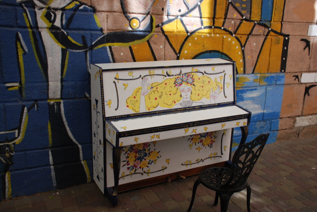 У Дніпрі до Дня Незалежності України встановили 5 вуличних піаніно: де пограти